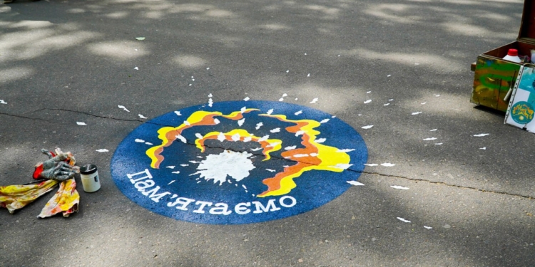 У Миколаєві художник створює малюнки на місцях «прильотів» російських снарядів (ФОТО)