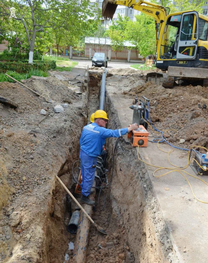 «Миколаївводоканал» замінює на «Північному» 1 км водопровідної мережі – роботи обіцяють завершити до кінця червня (ФОТО) 10