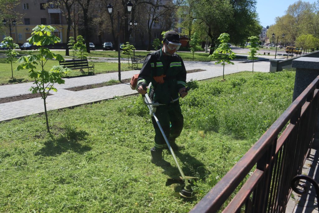 «Миколаївські парки» приступили до покосу трави в «Серці міста», незабаром займуться бульваром проспекту Центрального (ФОТО) 11
