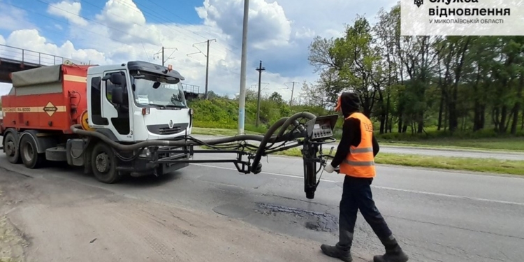 Цього тижня на 6 дорогах Миколаївщини тривали роботи з експлуатаційного утримання (ФОТО)