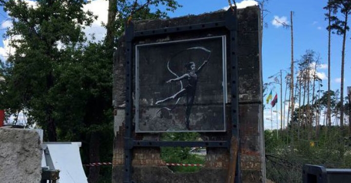 В Ірпені демонтували частину стіни будинку із графіті Бенксі