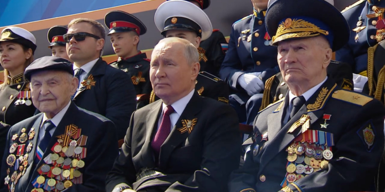 Не ветерани. Компанія для диктатора: поруч з ким сидів Путін на параді