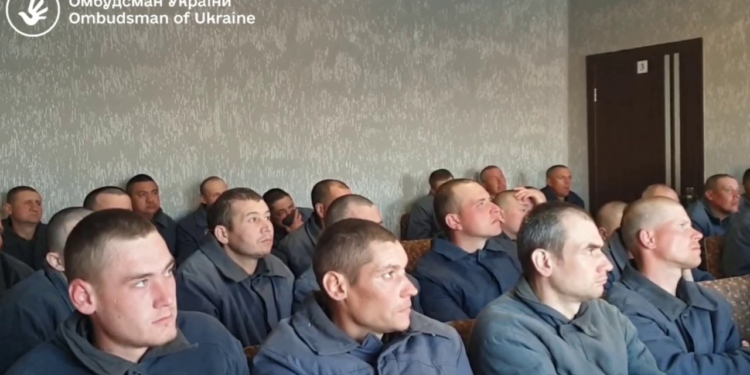 Російським полоненим показали фільм про злочини армії РФ. Як і що вони дивились (ВІДЕО)