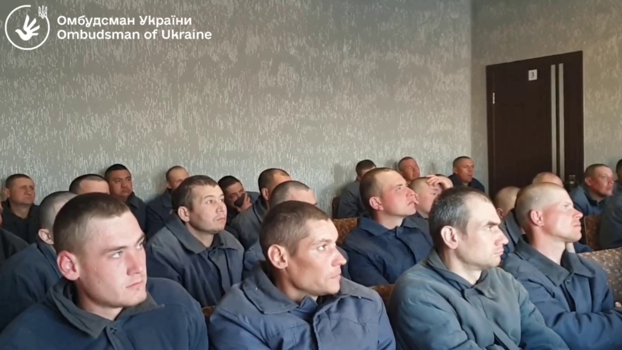 Російським полоненим показали фільм про злочини армії РФ. Як і що вони дивились (ВІДЕО)