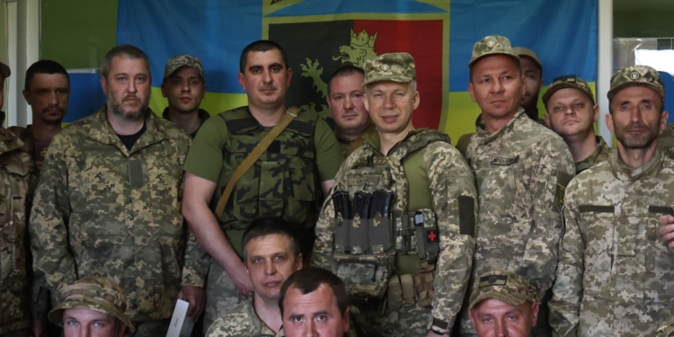 Сирський побував на передньому краю, щоб нагородити кращих піхотинців (ФОТО)