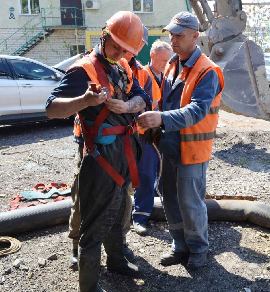 У Миколаєві на автостоянці автівка ледь не впала в 5-метрове провалля, яке утворилось через зруйновану каналізаційну трубу (ФОТО) 14