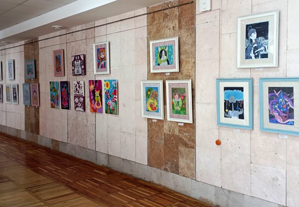 «ArtBOOM»: у Миколаєві презентували виставку робіт юних художників із Первомайська (ФОТО) 13
