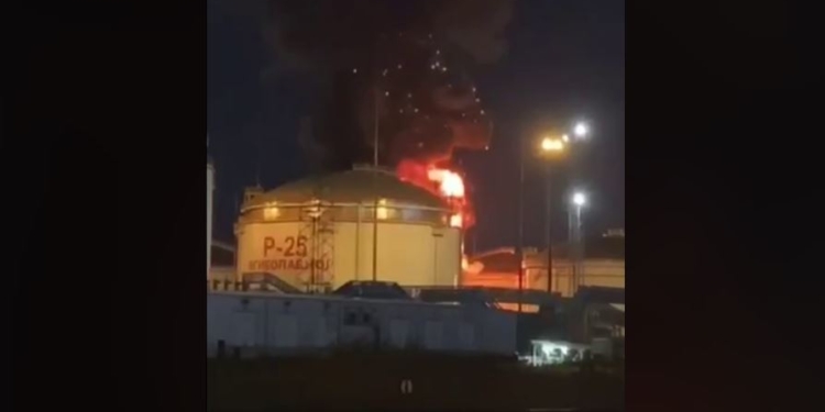 В Краснодарському краї горить нафтобаза, пишуть про атаку безпілотників (ВІДЕО)