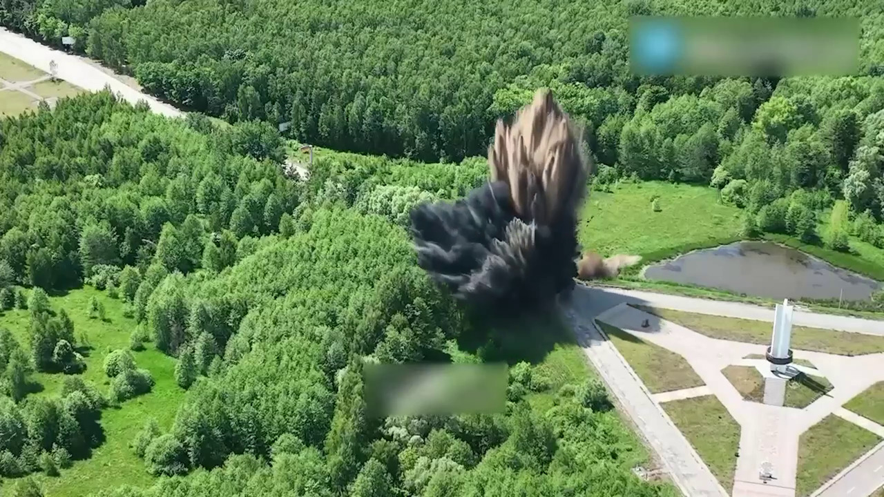 “Три сестри”. Окупанти підірвали дорогу на кордоні України, РФ і Білорусі (ВІДЕО)