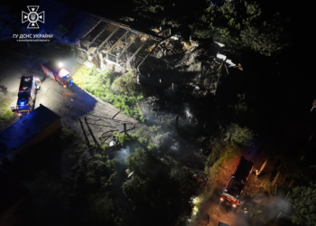 На Миколаївщині вночі вогнеборці ліквідували пожежу цеху, яку спричинив ворожий ракетний обстріл (ФОТО)