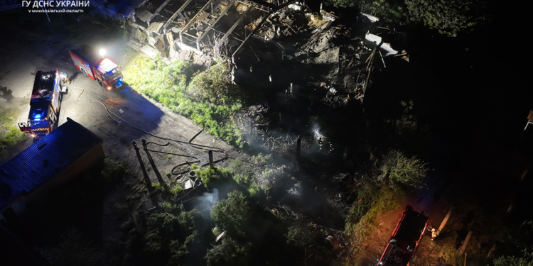 На Миколаївщині вночі вогнеборці ліквідували пожежу цеху, яку спричинив ворожий ракетний обстріл (ФОТО)