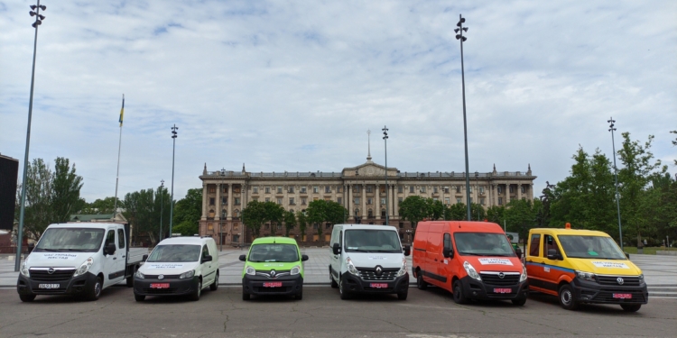 Миколаїв отримав автомобілі для комунальних служб та труби для водопроводу (ФОТО)