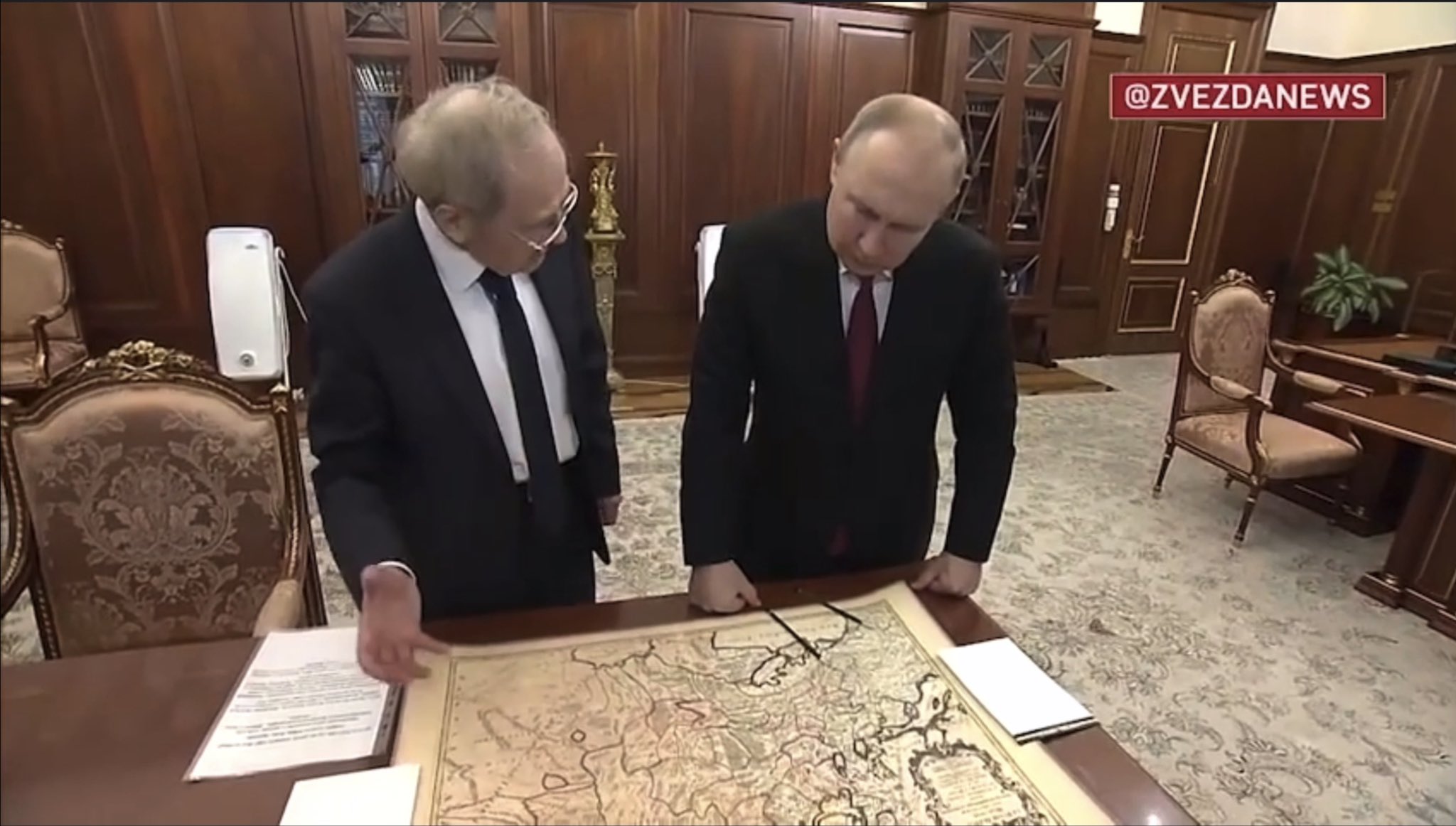 Хворе брехло. Путіну подарували карту, де “ніякої України немає”. Але виявилося, що вона там є. А от чий Сибір…