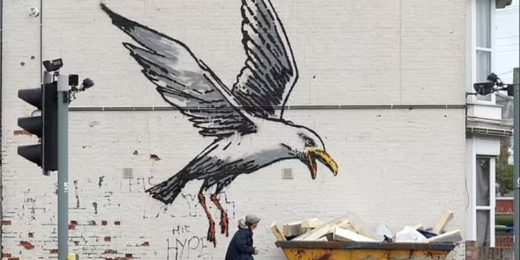 В Британії подружжя витратило майже $250 тис., щоб позбутися “чайки Бенксі”  на своїй стіні. Чи щирі вони? (ФОТО, ВІДЕО)