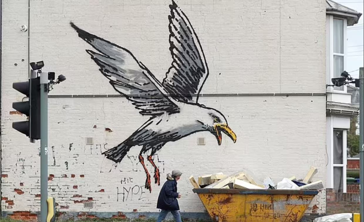 В Британії подружжя витратило майже $250 тис., щоб позбутися “чайки Бенксі” на своїй стіні. Чи щирі вони? (ФОТО, ВІДЕО)