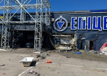 Рашисти вдарили по “Епіцентру” в Херсоні – 3 загиблих, 5 поранених (ФОТО)