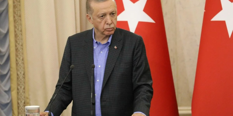 На конях, у костюмах, та на ношах. В Туреччині завершились президентські вибори – Ердоган роздавав гроші (ФОТО, ВІДЕО)