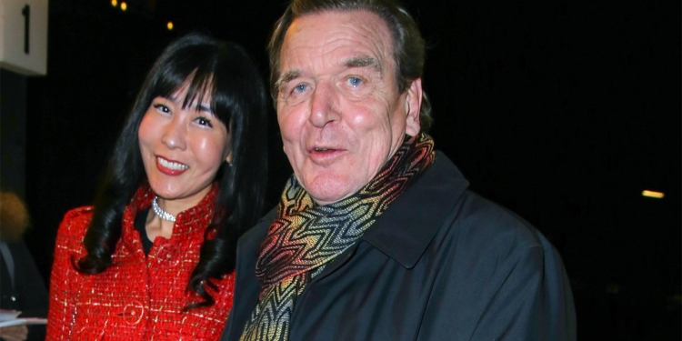 Дружина Шредера відсвяткувала 9 травня у посольстві РФ – і втратила роботу