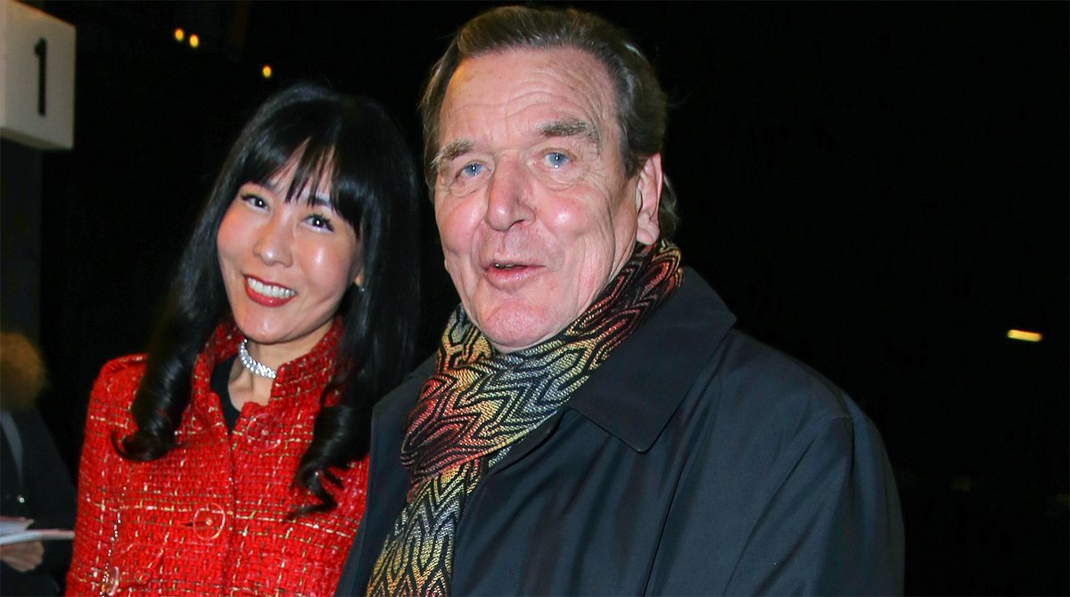 Дружина Шредера відсвяткувала 9 травня у посольстві РФ – і втратила роботу