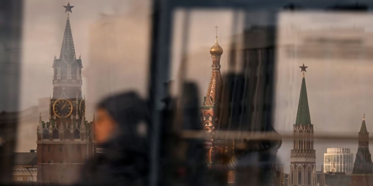 В РФ вимагають введення шостиденного робочого тижня – нема кому працювати