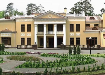 Атака дронів на Москву і “мова жестів”. Один впав за 3 км від резиденції Путіна в Ново-Огарьово