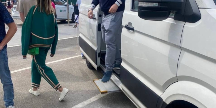 Шарій повертається? Його помітили в пересувному українському паспортному столі у Валенсії (ФОТО)