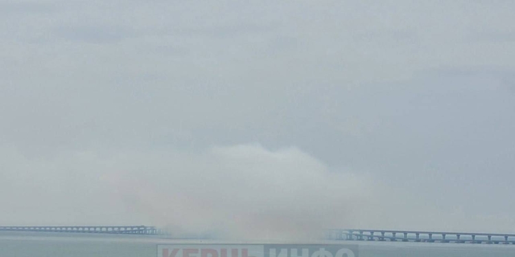 Чого навчились? Зранку здійнявся дим над Кримським мостом, в РФ сказал – учєнія (ВІДЕО)