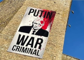 Спілкування через кордон. РФ хотіла показати Естонії концерт до 9 травня, в Нарві повісили Путіна-злочинця (ФОТО)