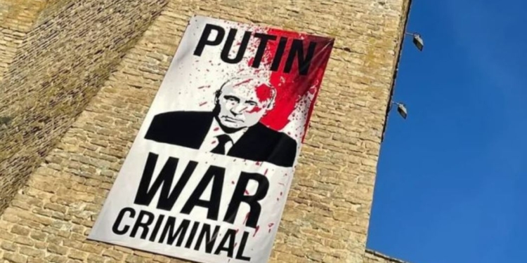 Спілкування через кордон. РФ хотіла показати Естонії концерт до 9 травня, в Нарві повісили Путіна-злочинця (ФОТО)