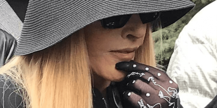 Як незручно вийшло. У Пугачової на похороні Юдашкіна вкрали дорогий годинник. Ручки їй там цілував Пєсков (ФОТО)