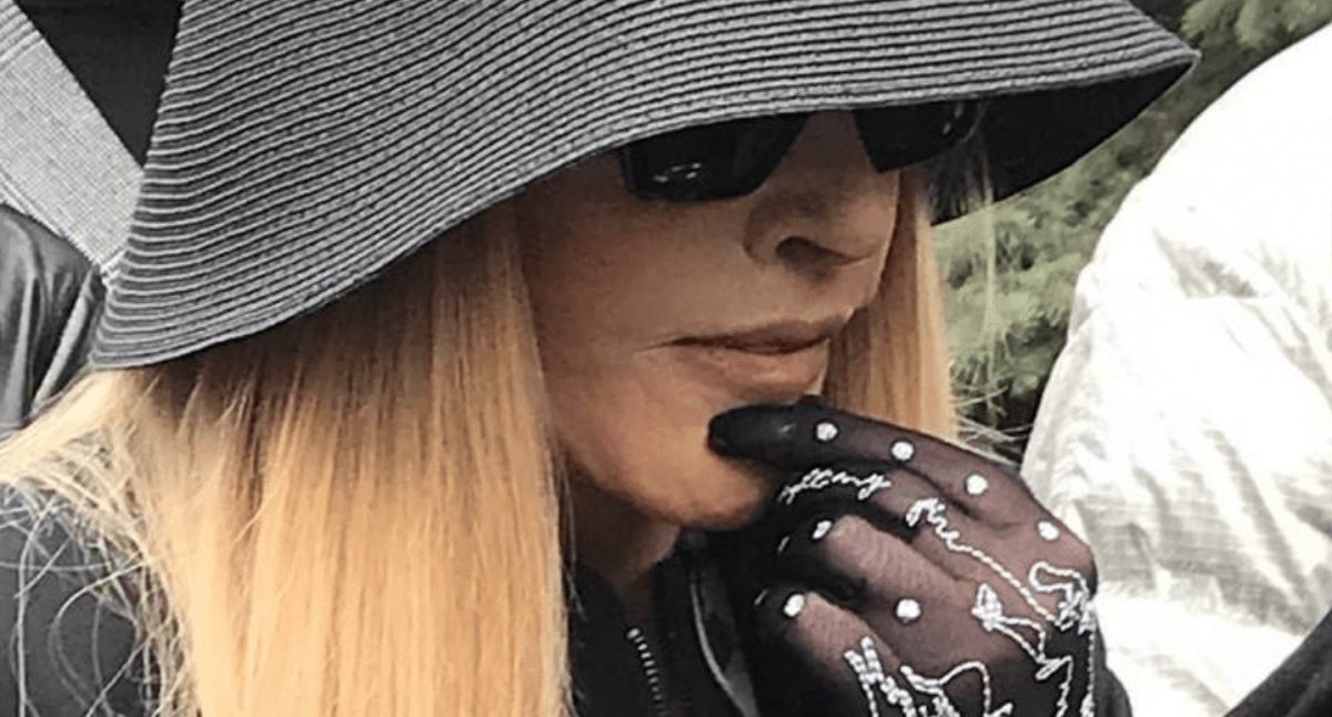 Як незручно вийшло. У Пугачової на похороні Юдашкіна вкрали дорогий годинник. Ручки їй там цілував Пєсков (ФОТО)