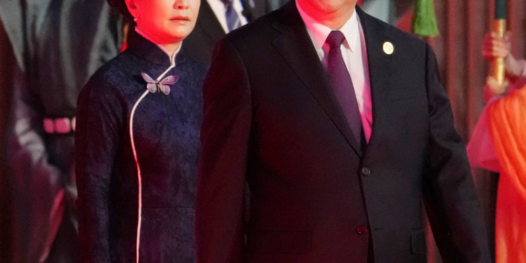 Сі Цзіньпін у вежі фіолетових хмар влаштував прийом для президентів центральноазійських країн і показав дружину (ФОТО)