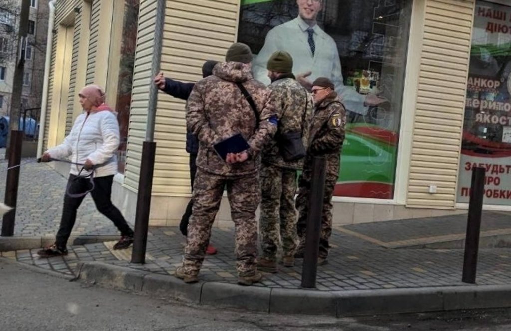 Старший наказав. Чи доїдуть військкоми до фронту (ФОТО) 2