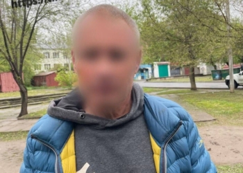 У Миколаєві чоловік з гранатою пограбував аптеку. Однак відважна провізор кинулась його наздоганяти (ФОТО)