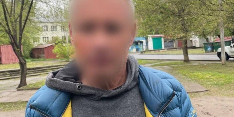 У Миколаєві чоловік з гранатою пограбував аптеку. Однак відважна провізор кинулась його наздоганяти (ФОТО)