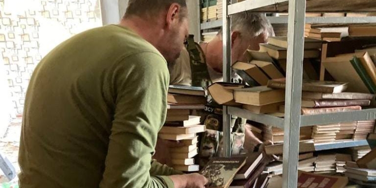 На Донеччині врятували 5 тонн книжок зі знищених росіянами бібліотек (ФОТО)