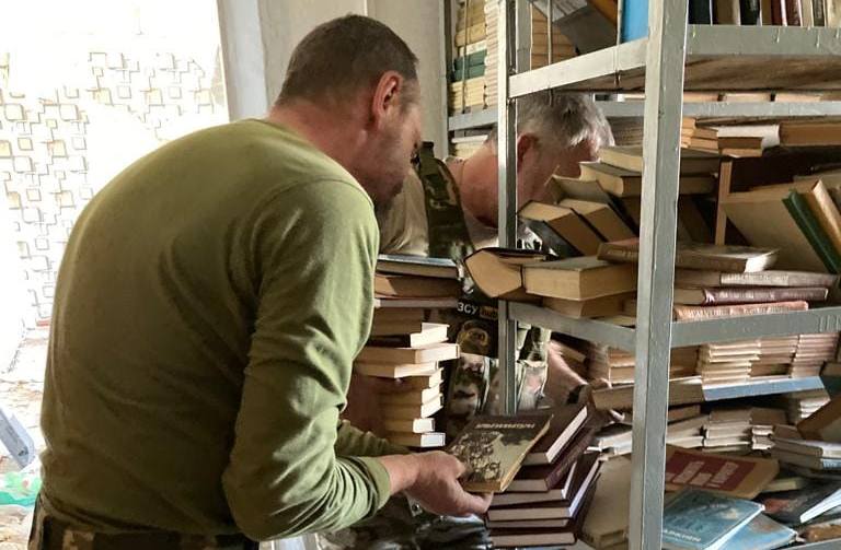 На Донеччині врятували 5 тонн книжок зі знищених росіянами бібліотек (ФОТО) 13