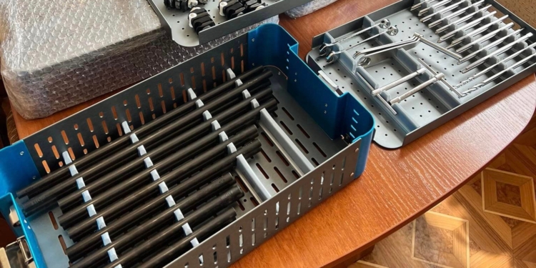 Миколаївська ЛШМД отримала від львівського благодійного фонду важливі інструменти для обробки поранень (ФОТО)