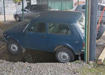 У Миколаєві на автостоянці автівка ледь не впала в 5-метрове провалля, яке утворилось через зруйновану каналізаційну трубу (ФОТО)
