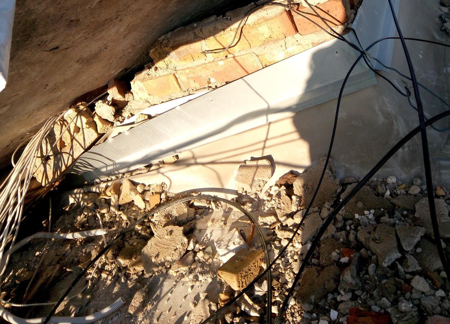 У Миколаєві анонсували велике прибирання – треба вивезти майже, 7,7 тис.куб.м будівельних відходів з усіх пошкоджених російськими обстрілами будівель