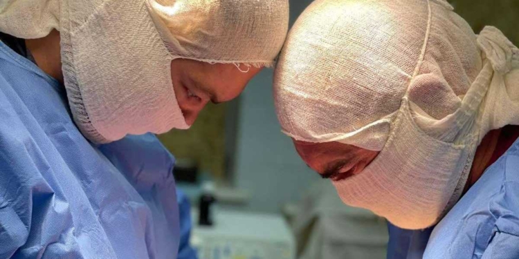 У Миколаєві лікарі врятували життя жителю Херсонщини, який потрапив під обстріл касетними снарядами. І показали, що дістали (ФОТО)