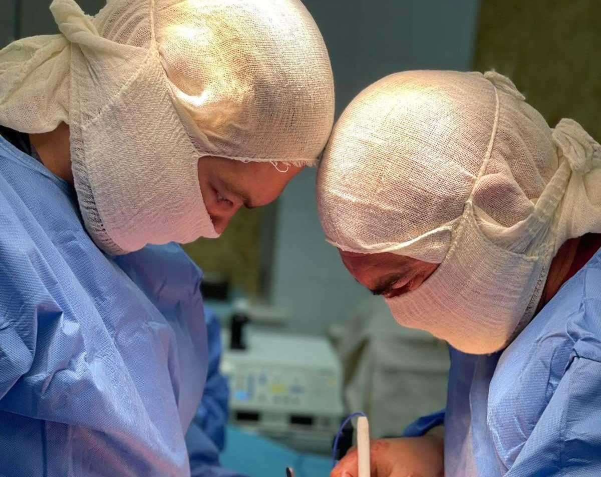 У Миколаєві лікарі врятували життя жителю Херсонщини, який потрапив під обстріл касетними снарядами. І показали, що дістали (ФОТО)