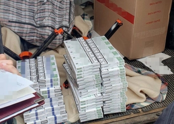 Віз майже 800 пачок цигарок без акцизу: у Миколаєві патрульні зупинили водія із сумнівним товаром (ФОТО)