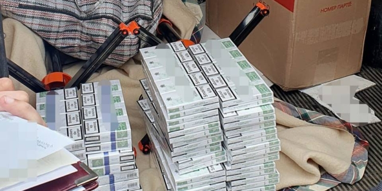 Віз майже 800 пачок цигарок без акцизу: у Миколаєві патрульні зупинили водія із сумнівним товаром (ФОТО)