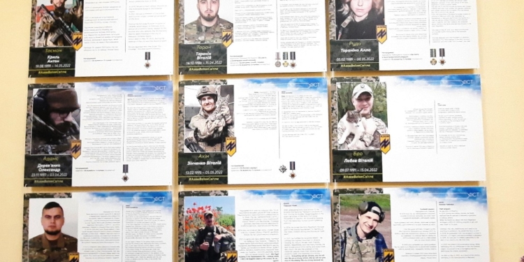 У Миколаєві відкрилась виставка «Полк «Азов» ‒ Янголи Маріуполя» (ФОТО)