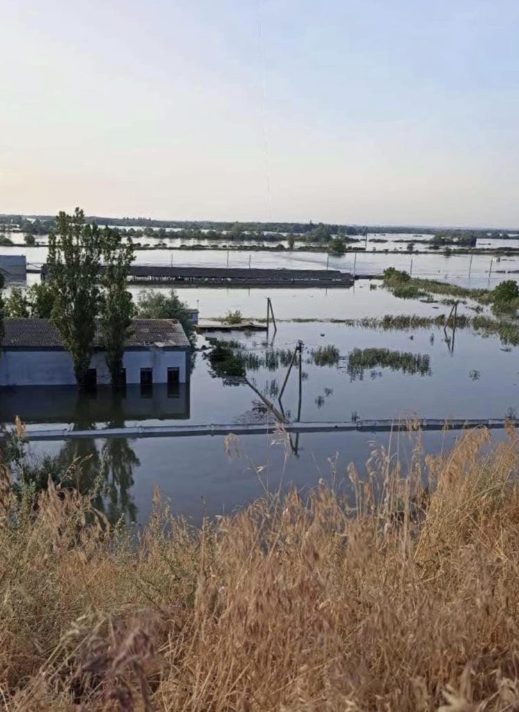 Внаслідок знищення росіянами Каховської ГЕС затоплений єдиний в Україні державний осетровий завод (ФОТО)  2