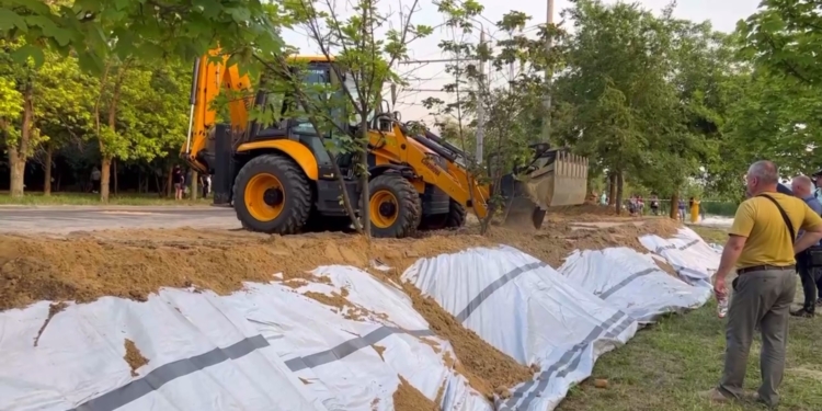 На Намиві у Миколаєві зробили укріплення берега – працювали і комунальники, і містяни-добровольці (ВІДЕО)