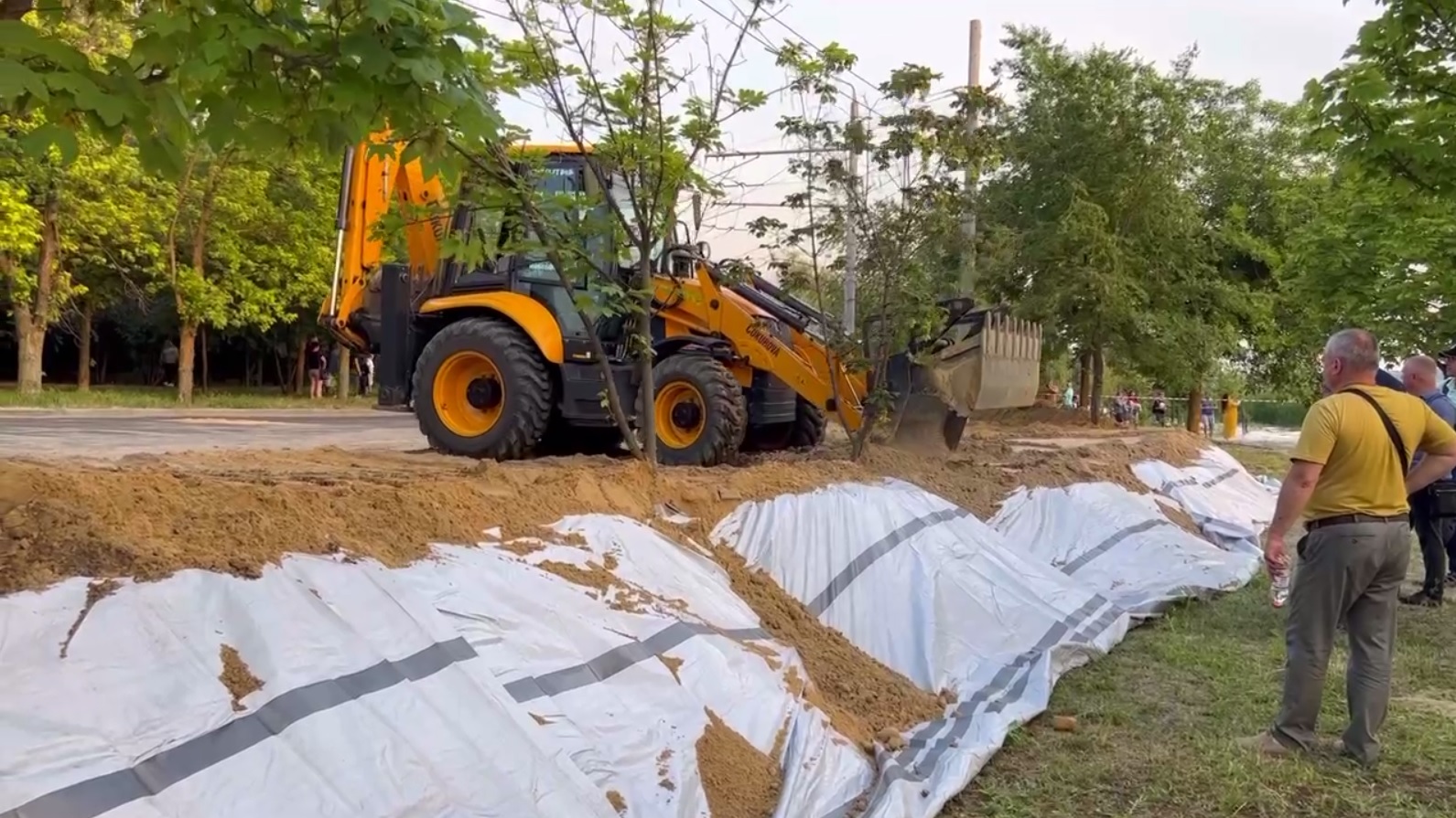 На Намиві у Миколаєві зробили укріплення берега – працювали і комунальники, і містяни-добровольці (ВІДЕО)