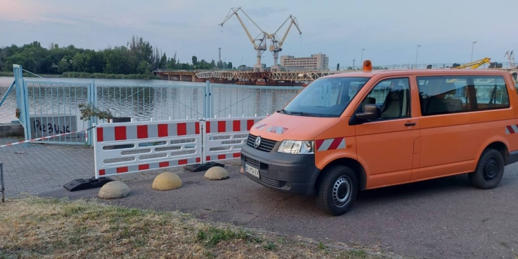 Миколаївці, обережно: через підтоплення на Нижній Набережні утворились провали (ФОТО)