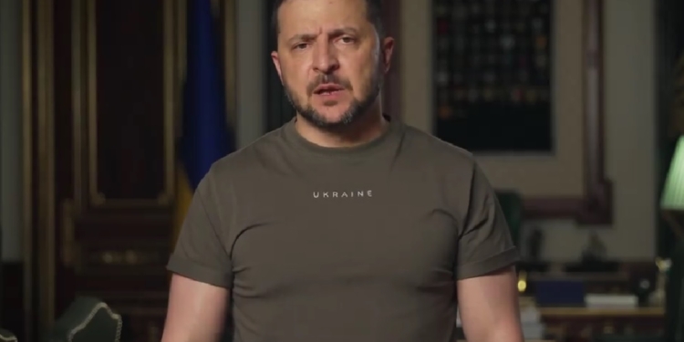 «На території Херсонської та Миколаївської областей вже врятовано понад 2 тисячі людей. Але абсолютно катастрофічна ситуація на окупованій території» – звернення Зеленського (ВІДЕО)